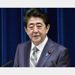 自己弁護ばかり（9日、会見に臨む安倍首相）／（Ｃ）共同通信社