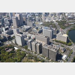 永田町と霞が関だけは“暖冬”だ（Ｃ）共同通信社