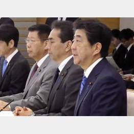 報じられるのは“やってる感”たっぷりのシーンだけ（「農林水産業・地域の活力創造本部」の会合であいさつする安倍首相＝右、11日）／（Ｃ）共同通信社