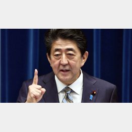 “桜を見る会”疑惑発覚後に強いストレスか？（９日の記者会見での安倍首相）／（Ｃ）共同通信社