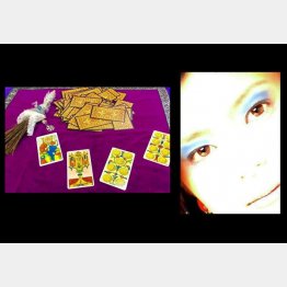 羽月さんが占いに使うタロットカード。メークの仕事もしている羽月さん（右）／（提供写真）