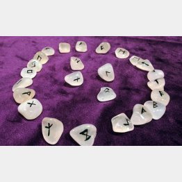 北欧の古代文字ルーンを用いた占術（提供写真）