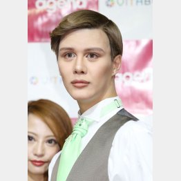 顔の陰影を強調したＭａｔｔのメーク（Ｃ）日刊ゲンダイ