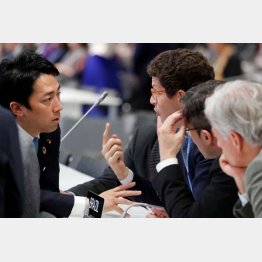 COP25でブラジルのリカルド・サレス環境相と話す小泉進次郎環境相（Ｃ）ロイター