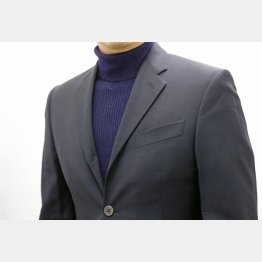 カジュアルのときはネックをたるませる（Ｃ）日刊ゲンダイ