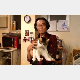 オーナーの葛原さん。文壇バーには猫が似合う（提供写真）