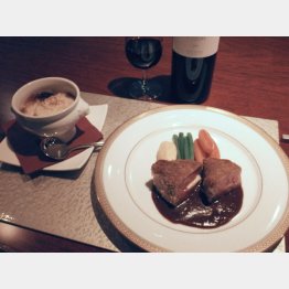 「カツレツ」（右）と「オニオングラタンスープ」／（Ｃ）日刊ゲンダイ