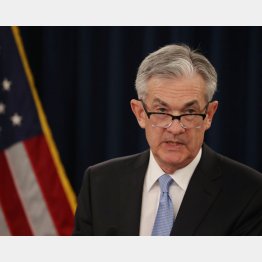 FRBのパウエル議長（Ｃ）ロイター