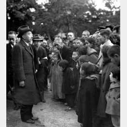 全国巡幸で鳥取県の奉迎の遺族をねぎらう昭和天皇（1947年11月27日、鳥取市奉迎場）／（Ｃ）共同通信社