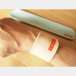 手に巻きつけるタイプの「wemo」（Ｃ）日刊ゲンダイ