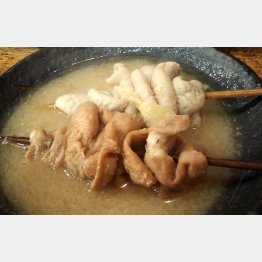 2本の串は箸代わり（Ｃ）日刊ゲンダイ