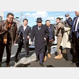 引退を表明した太田守正組長（中央）／（Ｃ）日刊ゲンダイ