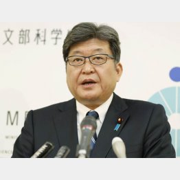 17日になって、大学入学共通テストを巡り、国語と数学への記述式問題導入の見送りを発表した萩生田文科相（Ｃ）共同通信社