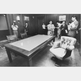 一般公開されたマッカーサー元帥の執務室。壁には元帥が好んだ2枚のヨットの絵が飾られている（東京・有楽町の第一生命本館）／（Ｃ）共同通信社