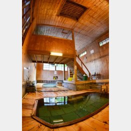 湯船は階段を下りた所に（Ｃ）日刊ゲンダイ