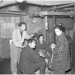 山本薩夫監督の「荷車の歌」のセット風景（左から山本薩夫監督、三国連太郎、１人おいて望月優子、１９５８年撮影）／（Ｃ）共同通信社