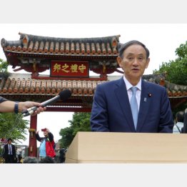 首里城視察後、取材に応じる菅官房長官（Ｃ）共同通信社