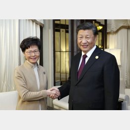 習近平主席（右）は中国香港の林鄭月娥行政長官を遠隔操作（Ｃ）新華社＝共同通信社