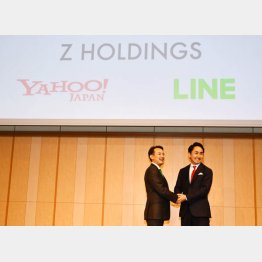 20年は国内の多くの業界で玉突きの再編が起きる（経営統合で合意し、記者会見で握手するヤフーの親会社ＺＨＤの川辺健太郎社長とＬＩＮＥの出沢剛社長＝右（Ｃ）日刊ゲンダイ