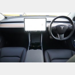 エアコン、ナビ、オーディオ操作はほぼ15インチのタッチスクリーンで行う（写真）小沢コージ