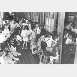 教室が足りない学校では午前と午後の2部授業を実施、廊下で教室が空くのを待つのが日常風景。宮城県仙台市立八幡小学校で（1953年5月4日）／（Ｃ）共同通信社