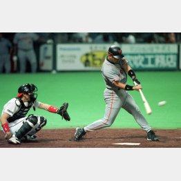 2000年の日本シリーズでタイムリー打を放つ清原（Ｃ）日刊ゲンダイ