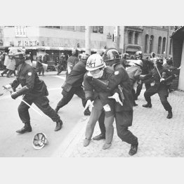 決起集会後、日大の法・経済両学部奪還に向かった日大全共闘の学生たちを逮捕する機動隊員（1969年2月3日、東京・神田の主婦の友会館前）／（Ｃ）共同通信社