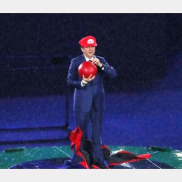 リオ五輪閉会式でスーパーマリオに扮する安倍首相（Ｃ）ＪＭＰＡ
