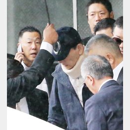 府中刑務所から出所し、名古屋駅に到着した、山口組の髙山清司若頭（Ｃ）日刊ゲンダイ