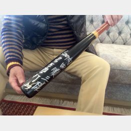 2005年4月に清原から贈られた通算500号のバット（Ｃ）日刊ゲンダイ