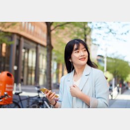 ニュースもながらで聴く人が増えている（Ｃ）日刊ゲンダイ