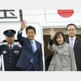 中東歴訪に出発する安倍首相と昭恵夫人（Ｃ）共同通信社