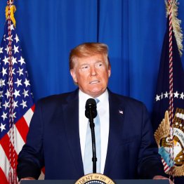 ソレイマニ司令官を空爆で殺害したと発表するトランプ大統領（Ｃ）ロイター