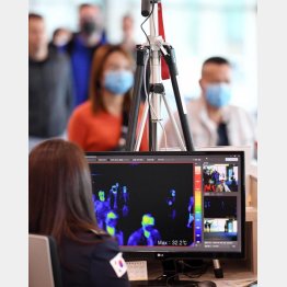 韓国でも検疫（Ｃ）ロイター