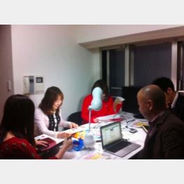 独立した頃（手前右が大石氏）／（提供写真）