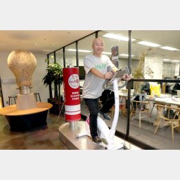 大石英司さん（世田谷の本社オフィスで）／（Ｃ）日刊ゲンダイ