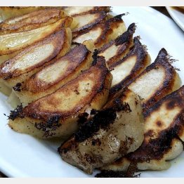 小ぶりだから2人前は楽勝（手前がふつう、奥がカレー）／（Ｃ）日刊ゲンダイ