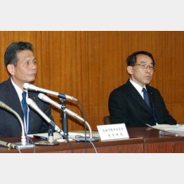 この「いじめ問題」の会見で、「犯罪行為」と陳謝する佐賀県鳥栖市教育委員会の天野昌明教育長（右）ら（Ｃ）共同通信社