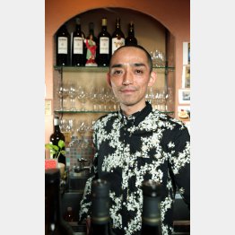 「バル・センブラドル」の須釜伸一郎さん（Ｃ）日刊ゲンダイ