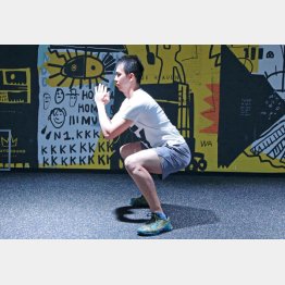 「スクワットは正しい足幅で行うことが肝心」とKENICHIさん（Ｃ）日刊ゲンダイ