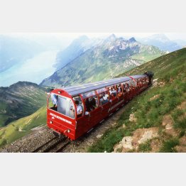 眼下には湖が広がる（提供写真）