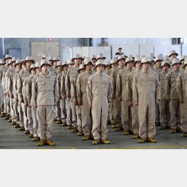 中東派遣された自衛隊は何を思う（出発式で整列するジブチへ向かう海上自衛隊員）／（Ｃ）共同通信社