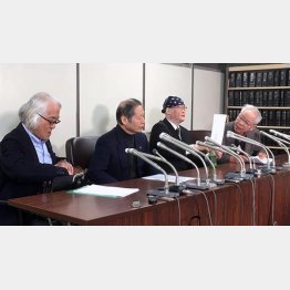 司直のメスが入るか（上脇教授＝右から２人目）／（Ｃ）日刊ゲンダイ