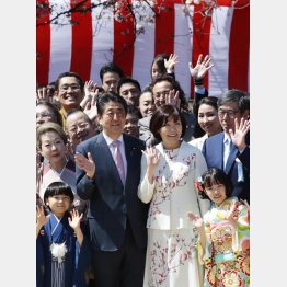 「桜」を蹴散らしたい（2019年「桜を見る会」の安倍首相夫妻）／（Ｃ）日刊ゲンダイ