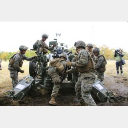 沖縄の海兵隊は日本の防衛には充てられない（在沖縄米海兵隊の射撃訓練）／（Ｃ）共同通信社