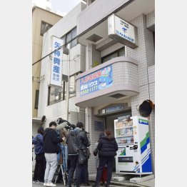 河井案里参院議員の事務所が入るビルの前に集まった報道陣（Ｃ）共同通信社