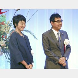 河井前法相（右）と案里夫妻（Ｃ）共同通信社
