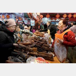 春節を前に買い物客でにぎわう北京の市場（Ｃ）ロイター