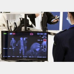 春節を控え、成田空港ではサーモグラフィーで検査（Ｃ）共同通信社