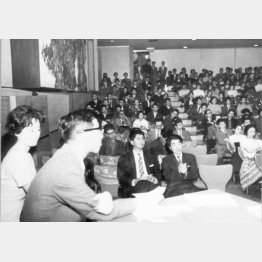 「若い日本の会」が安保問題で集会を開き、江藤淳（左2）が進行役を務めた。客席には石原慎太郎（中央）や羽仁進（右）も参加（1960年5月30日、東京・草月会館）／（Ｃ）共同通信社